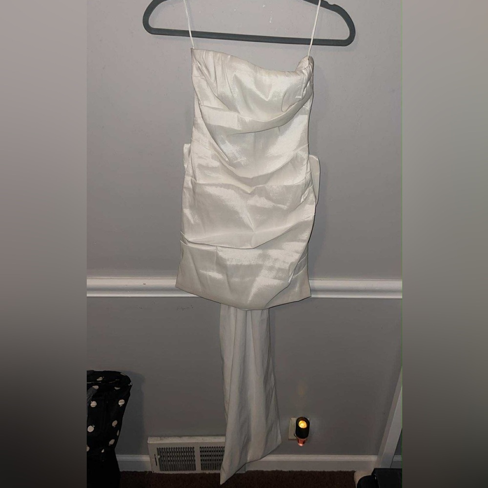 Medium Elegant White Strapless Dress with Detachable Bow